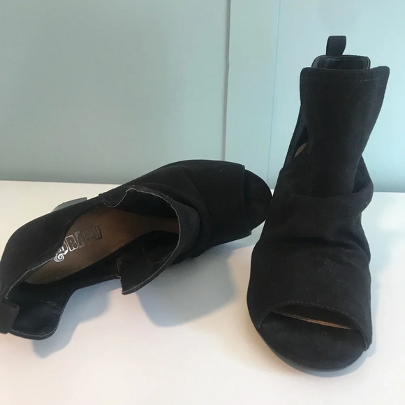 Trash Brand Funky Open Toe Black Faux Suede Booties. 3 1/2” Heel. Size 9 - Picture 4 of 5